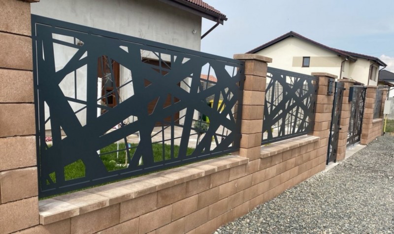 Gard design cu model grafic contemporan