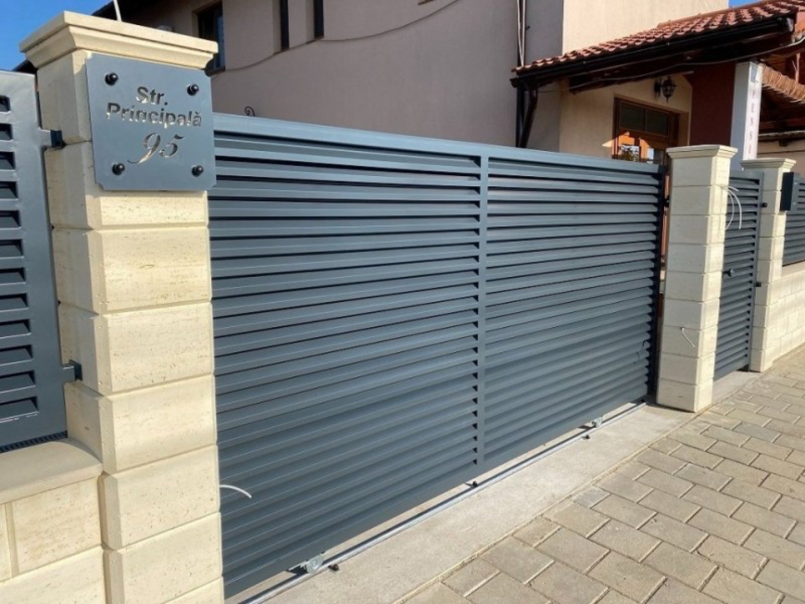 Poartă batantă din aluminiu cu lamele orizontale