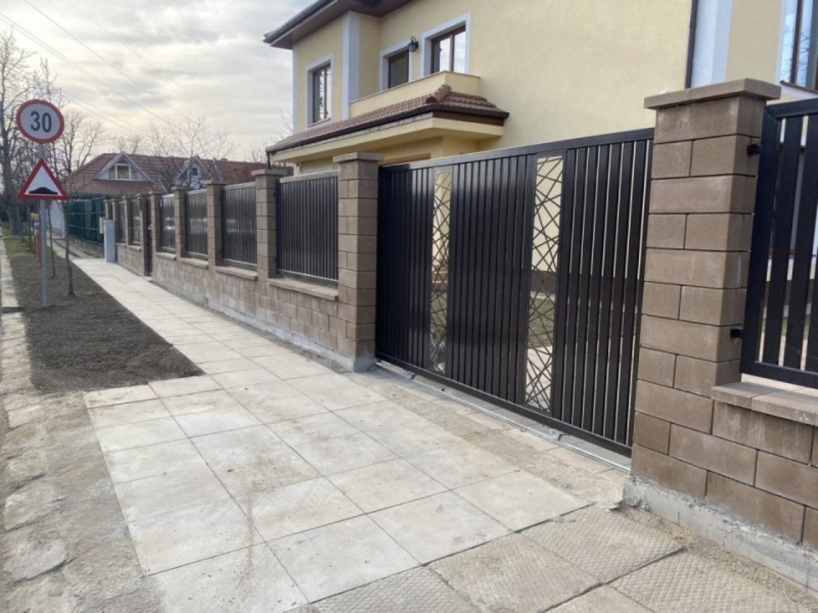 Poartă batantă cu model perforat central