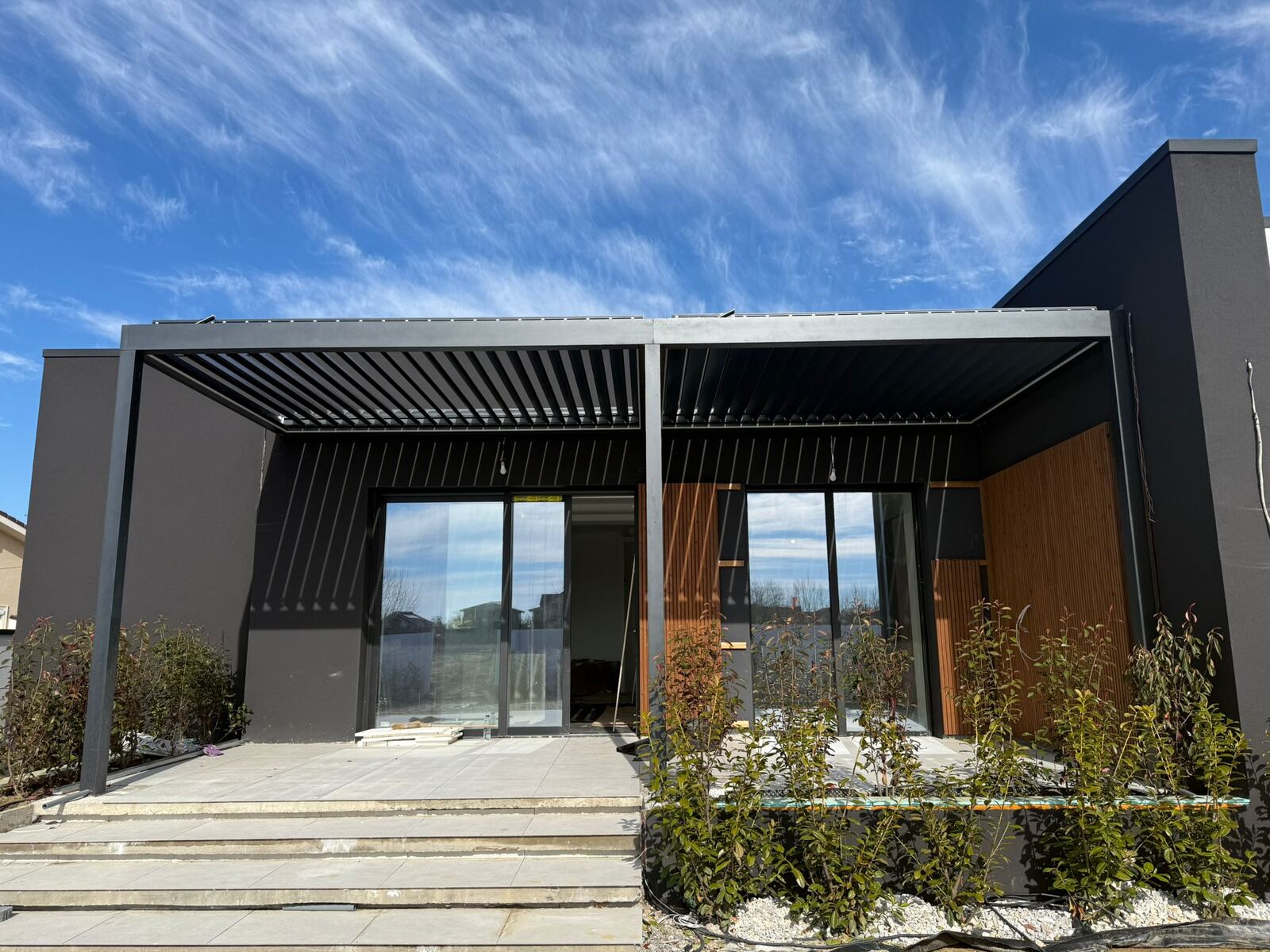 Pergola bioklimatyczna z regulowanymi lamelami