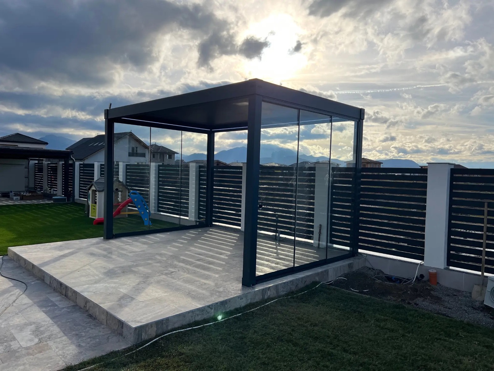 Wolnostojąca pergola z zabudową szklaną